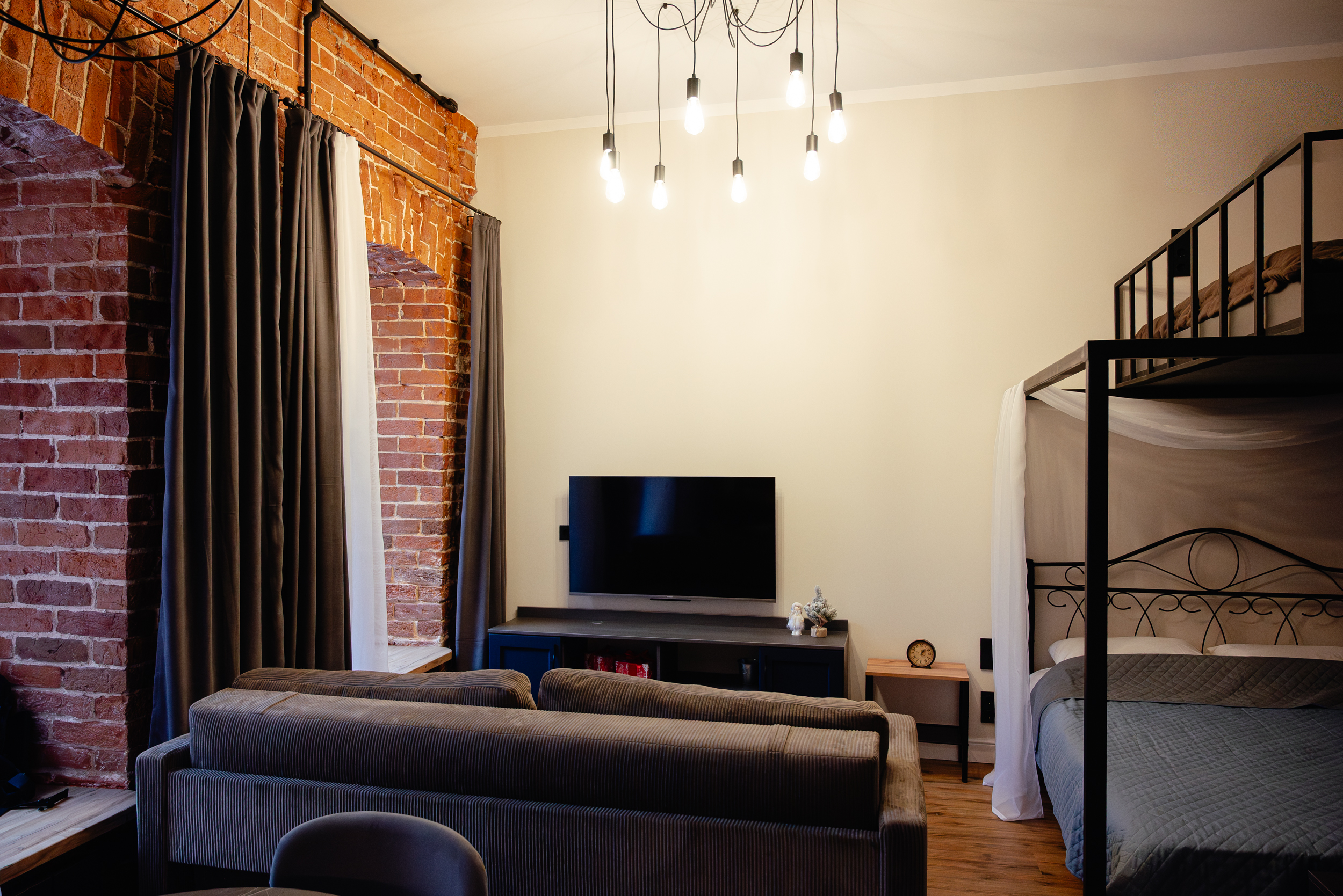 Интерьер студии с кирпичной стеной